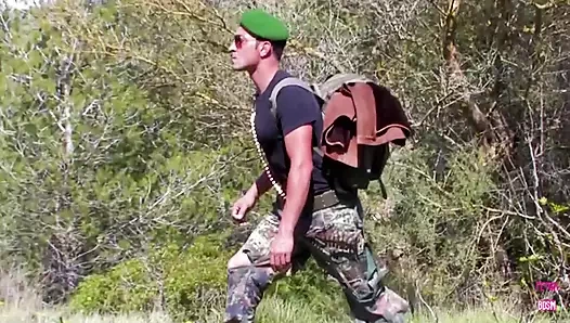 Dağda kızıl saçlı bir sürtük kovboy kız pozuyla askere biniyor