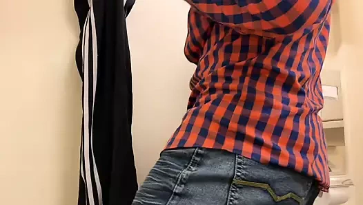 Eşcinsel bir adam bir tren tuvaletinin soyunma odasında bir orgazm var