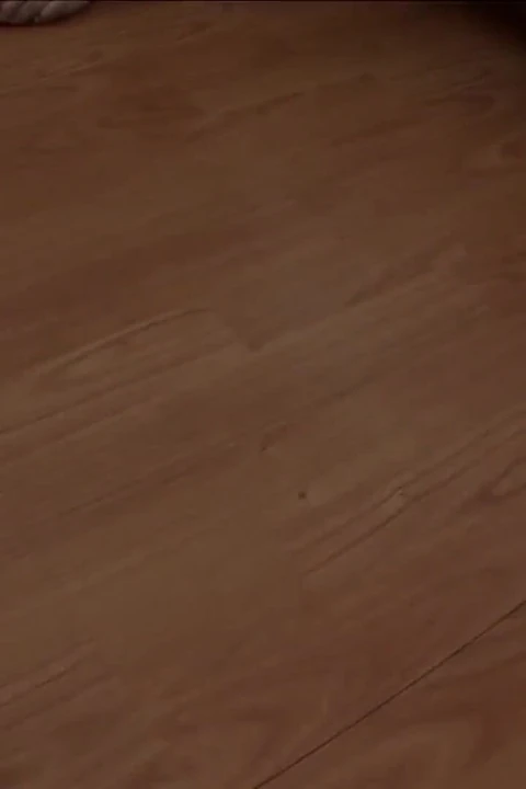 Kaslı Jordan kanepede mastürbasyon yaparken ellerini boşaltıyor!
