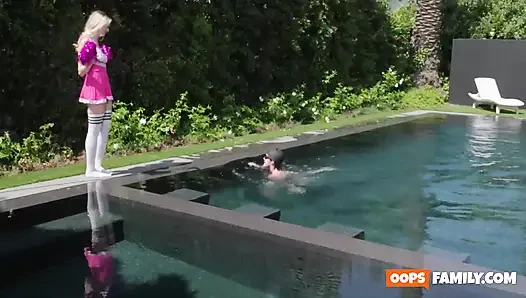 Üvey kız kardeşim tüm özensiz işlerimi destekliyor. Şimdiye kadar sahip olduğum en iyi porno yıldızı!