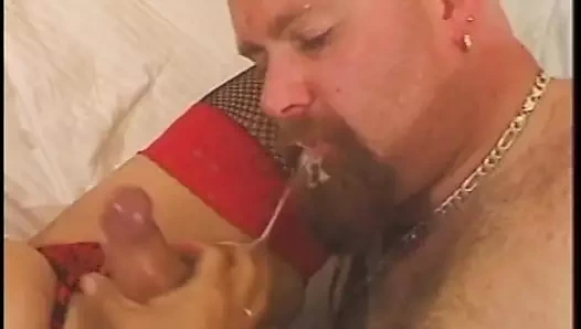 Azgın travesti sıkı göt deliği büyük direklerle sert sikilmeyi seviyor