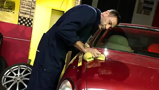 Azgın adam düzgün vücutlu esmer kadının yüzünü döllemeden önce sert sikişiyor