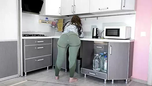 Olgun ev hanımı büyük götünden pantolonunu çıkardı ve götüne penis aldı