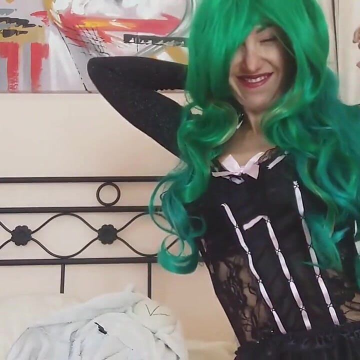 Üvey annem Chantal çok ıslak uyandı... Parmaklarını her deliğe sokmak ve sana her şeyi göstermek istiyor