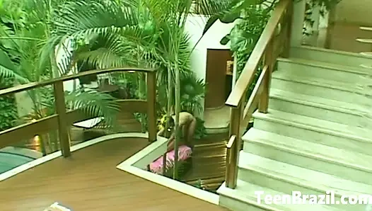 Brezilyalı sarışın genç kız açık havada seks yapıyor