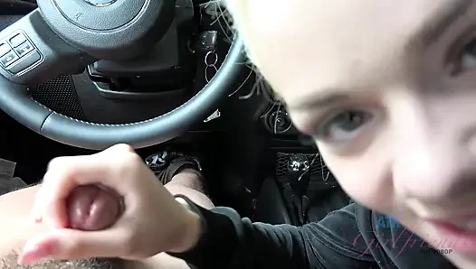 Bakış açısı elsa jean arabada sakso ve elle muamele! Sarışın emiyor, sert biniyor ve sonra büyük boşalma
