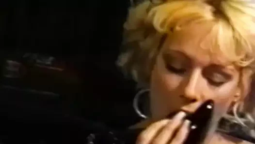 Domuz kuyruklu lezbiyen, roller tersine çevrilmeden önce kabaca şaplak attı