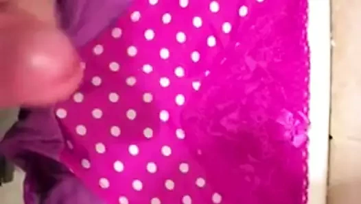 Komşular külot külot üzerinde hızlı boşalmak