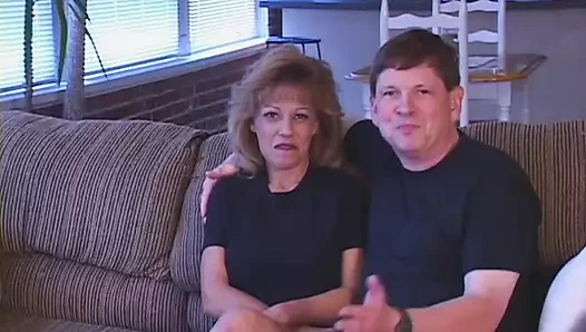 Büyük memeli parlak sarışın amını parmaklatıyor ve sonra sert sikiliyor