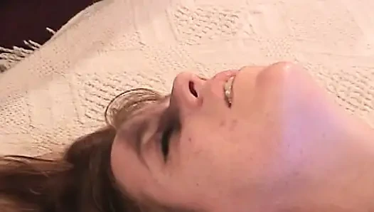 İki iftiracı genç kız açık havada lezbiyen seksin tadını çıkarıyor