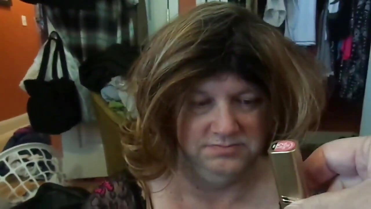 İri güzel kadın hemşire Vicki kadın kılıklısına 2 ruj sürmeyi öğretiyor