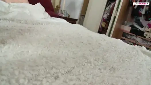 Tatlı genç kız son derece sıkı amcığı için büyük bir yarak istiyor