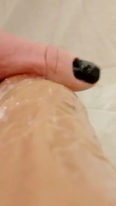 Bakış açısı femboy femvibe evde kimse yokken banyoda mastürbasyon yapıyor | Klip 1