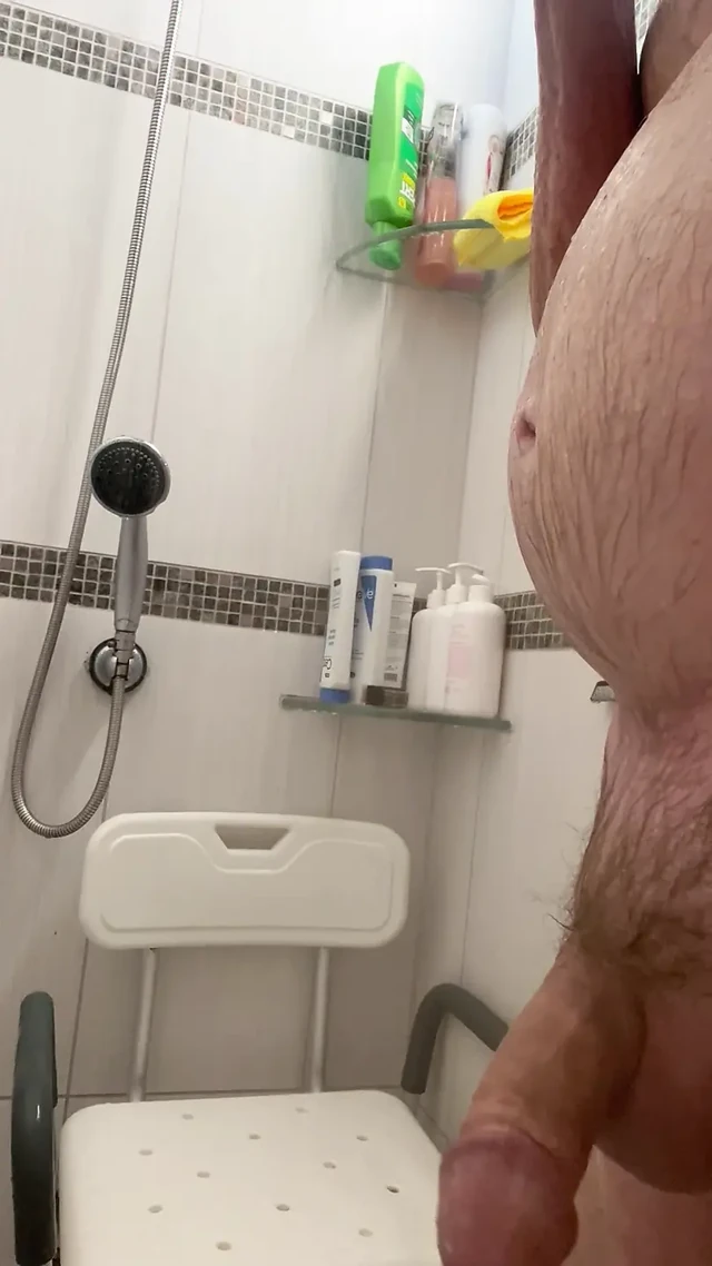 Duşta sabunlu penis oyunu