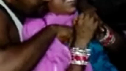 Yeni evli karısı göğüslerini kocanın arkadaşlarına ifşa ediyor