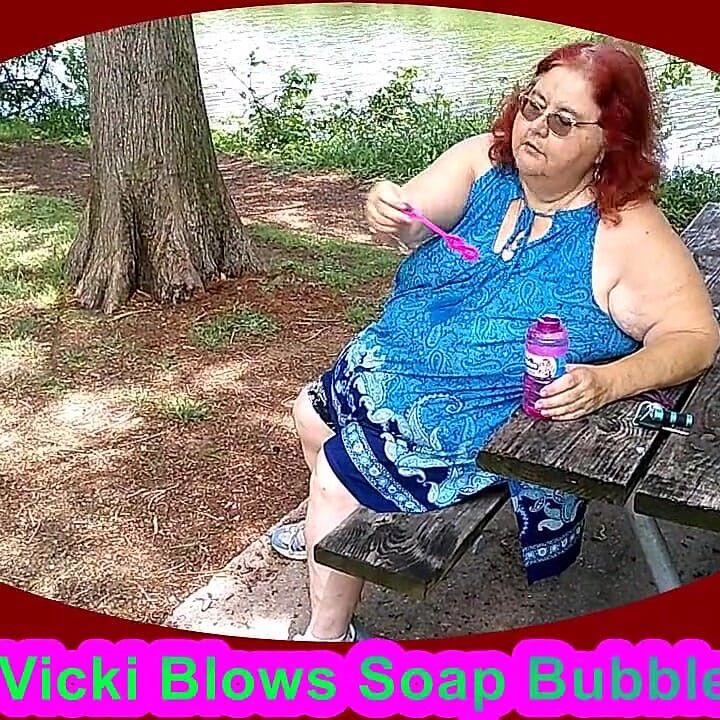 bahar zamanı senin için parkta baloncuklar üflemeyi seviyorum!