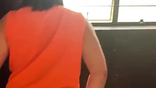 Kadın terk edilmiş okula girer ve güvenlik görevlisi tarafından yakalanır