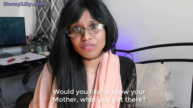 Gözlüklü azgın Hintli üvey anne üvey oğlunun büyük yarağını emiyor, Hintçe rol yapma