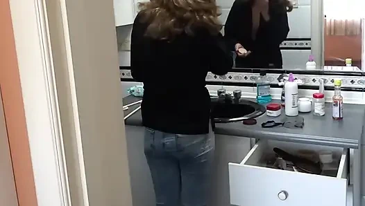 Ben iç çamaşırlı giyinip gösteriş yaparken üvey oğlum beni kaydediyor, o beni sikmek istiyor