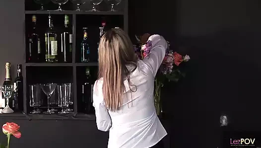 Seksi görünümlü sarışın orta yaşlı seksi kadın amını arkadaşına yediriyor