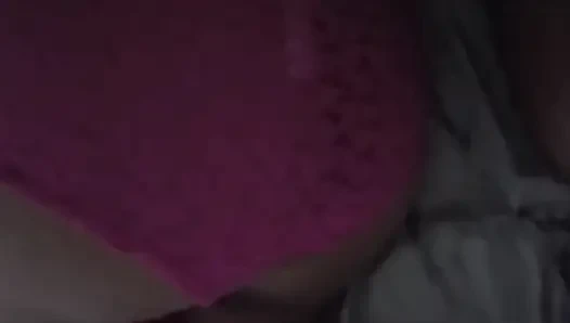 Eu gravo minha meia-irmã sem ela perceber e eu a acarilho e coloco minha mão nela