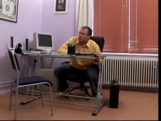 Şımarık genç esmer amını siktiriyor ve yüzüne boşaltıyor