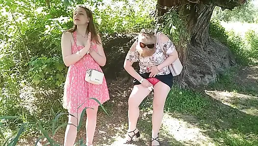İki kadın kız ve olgun orta yaşlı seksi kadın herkesin içinde yol kenarında işeyen kırmızı külot çıkardı açık havada çiş lezbiyenler öpüşüyor