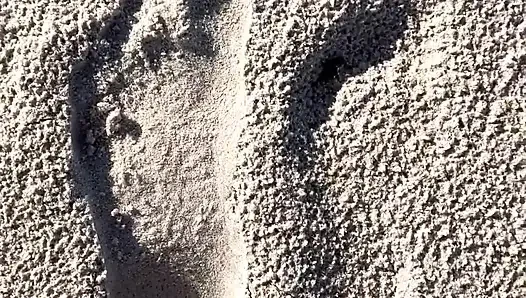 16 feet boyutunu plajda kum baskılarıyla karşılaştırıyor