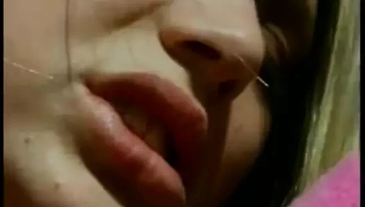Sarışın orta yaşlı seksi kadın açık havada havuz başında sert sikilmekten hoşlanıyor