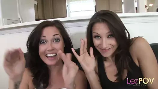 Sıska ve yaramaz lezbiyenler kucaklamak üzerinde the kanepe