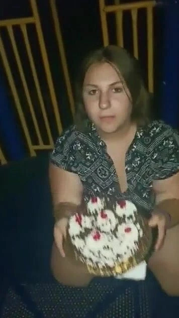 Şişman kyla parkta yürüyüşe çıkıyor