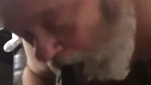 Kiracı ona büyükbaba dememi söyledi.