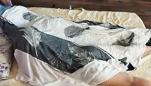 Ateşli bir çiftin vücuda yağ ile şehvetli masajı. Amatör bir çiftle yatak odasında ön sevişme.