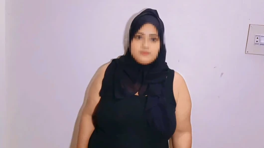 Herkes desi tesettürlü bir kadının seks videosundan hoşlanıyor