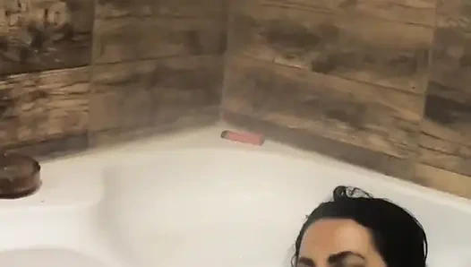 Evde küvette mega orgazm ile sapık orta yaşlı seksi kadın oyunları