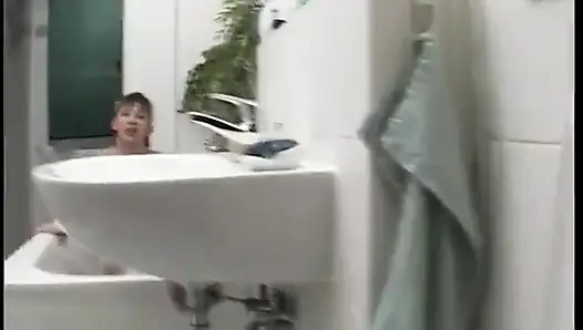 Ateşli genç kız duş sonrası erkek arkadaşının yarağını emiyor