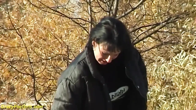 Külotlu çoraplı kız merdivende işiyor