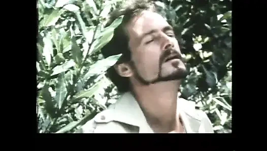 Kıllı amcıklı güzel kız için klasik üçlü seks iki yarakla sikiliyor ve ağzına boşaltıyor