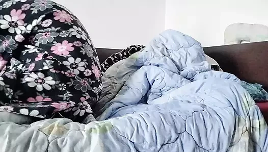 Amateur wife masturbates but fingers her pussy until orgasm