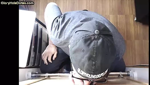 Yüze sevgi dolu duvar deliği dilf özel ev videosunda yarak emiyor