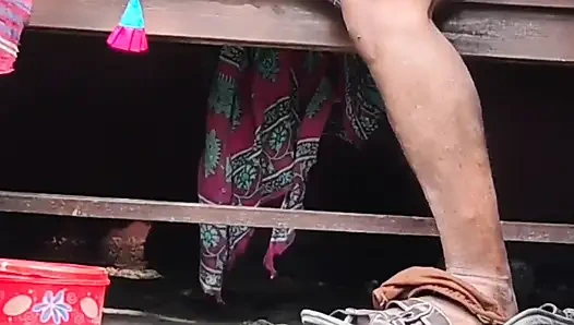 Yenge ve Dewar açık havada banyoda seks