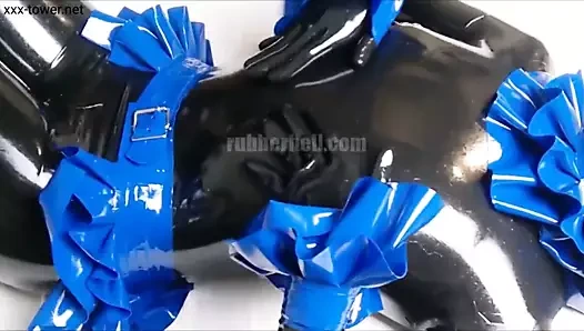 Parlak siyah catsuit ve mavi fırfırlar