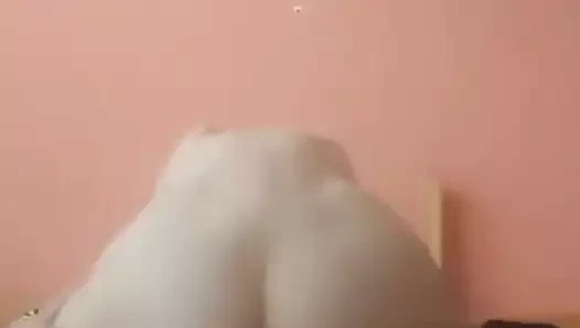 Yarağının üstüne hızlı zıplıyor