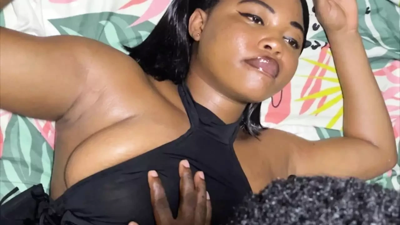 Güzel bir porno yıldızı ve modeliyle tanıştım ve siktim.