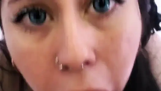 Prenses yüzlü küçük sürtük tüm sütü sıkmak istiyor ve her damlasını yutuyor!