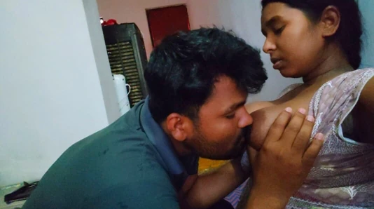 Bhabhi aapne boyfriend ko ghar bula leti he aaur aapne bade bade boobs aapne boyfriend se chusvati he aaur boyfriend ka land chus leti he