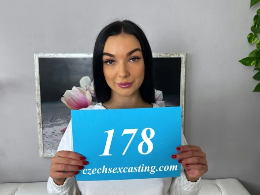 Şaşırtıcı esmer sürtük sürmek içinde döküm