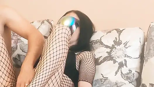 Sıska orta yaşlı seksi kadın deliklerini siktiriyor