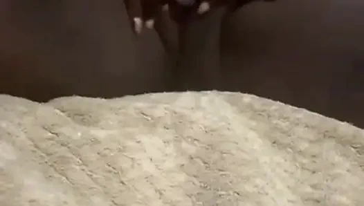 Siyah iri güzel kadın tek başına mastürbasyon yapıyor