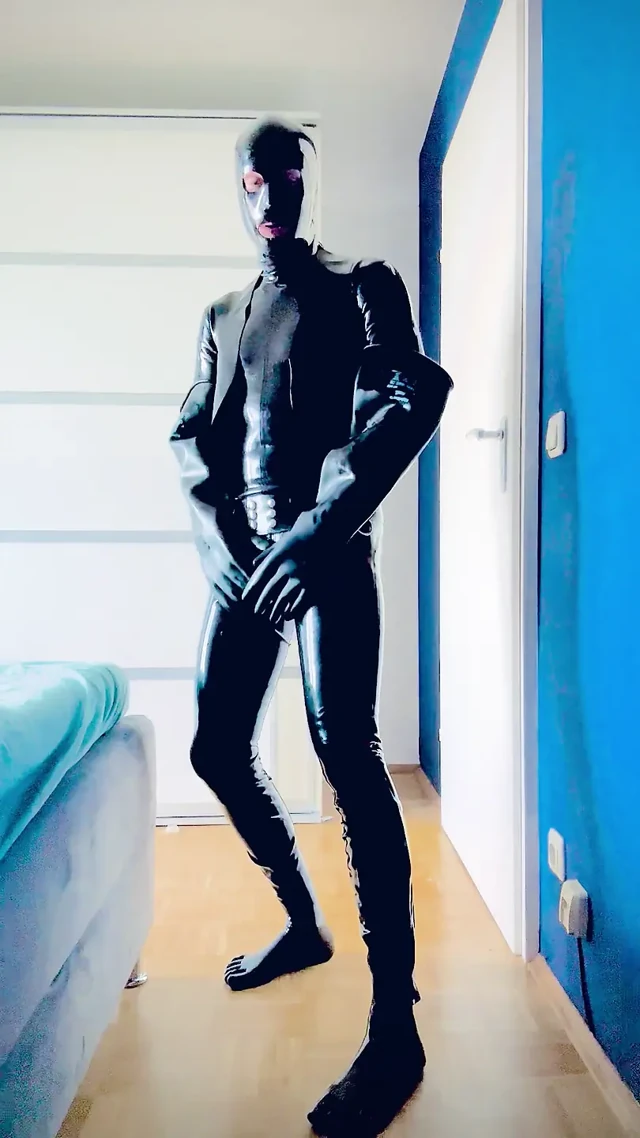 Fullrubber mastürbasyon yapıyor ve boşalıyor